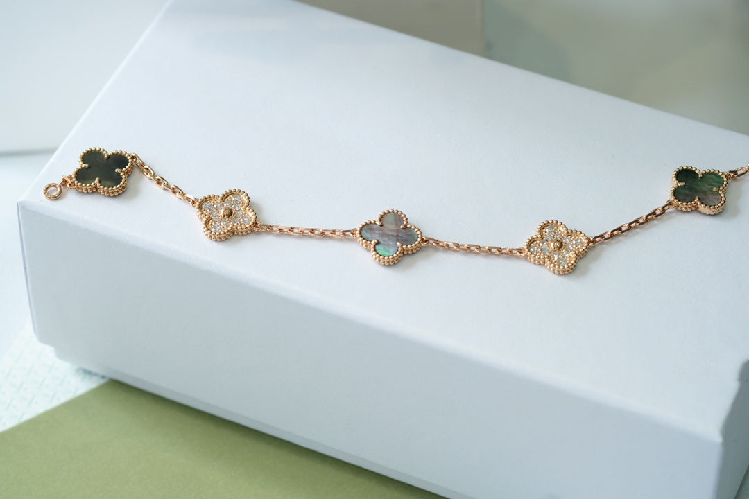 [Elowen Jewels] CLOVER 5 MOTIF GRAY MOP BRACELET COLLECTION