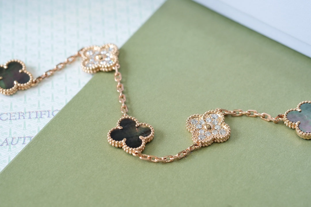 [Elowen Jewels] CLOVER 5 MOTIF GRAY MOP BRACELET COLLECTION