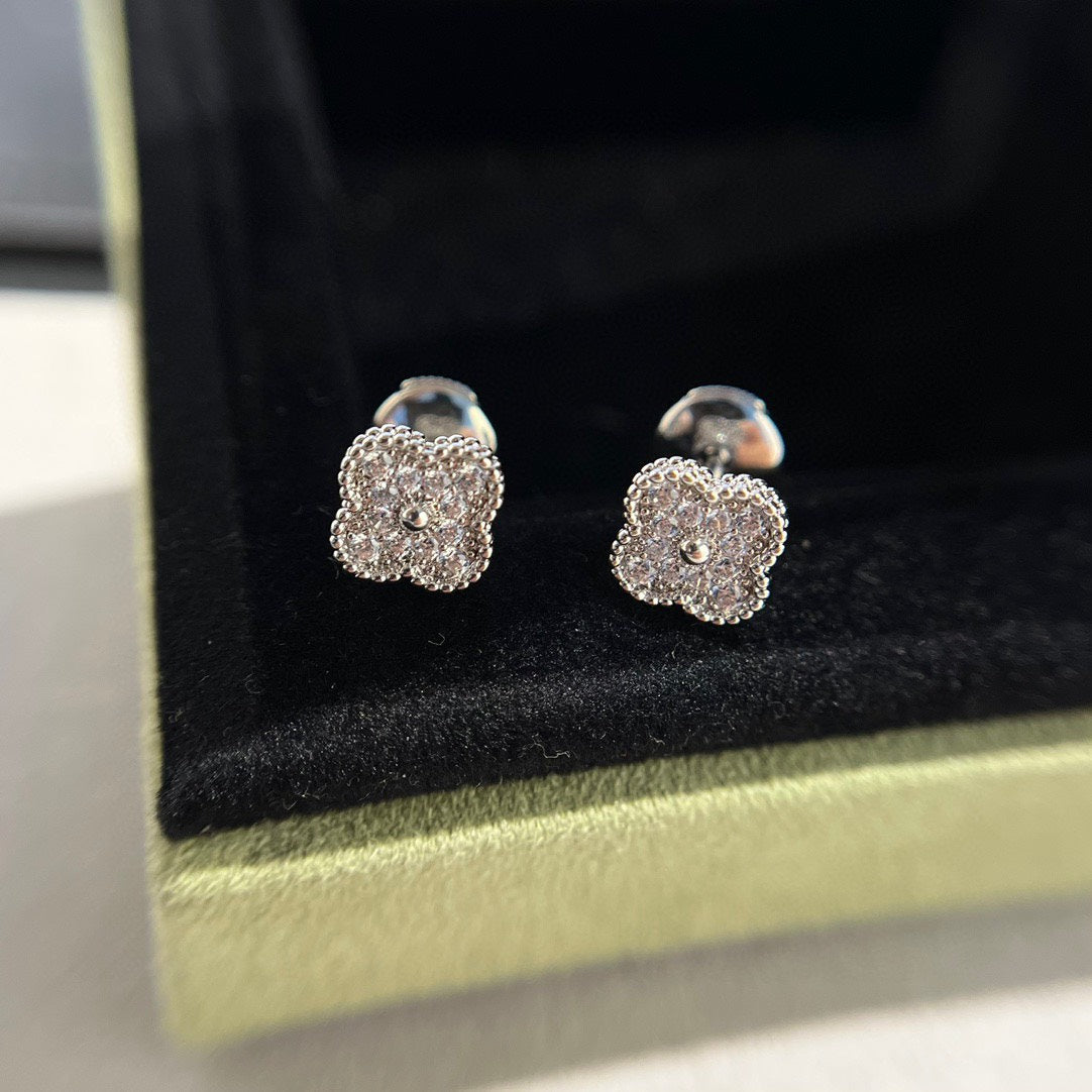 [Elowen Jewels]CLOVER MINI DIAMOND STUD EARRINGS