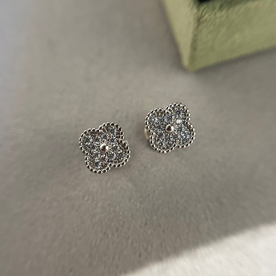 [Elowen Jewels]CLOVER MINI DIAMOND STUD EARRINGS